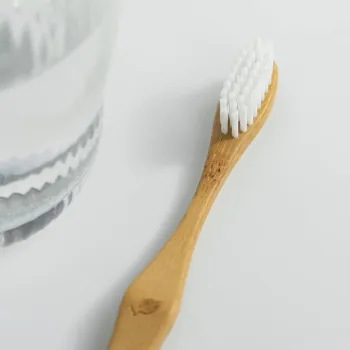Bambus-Zahnbürste Mittel